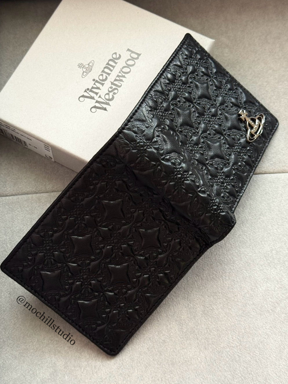 Vivienne Westwood Man. Orborama With Coin Wallet 經典土星壓紋平面土星皮夾