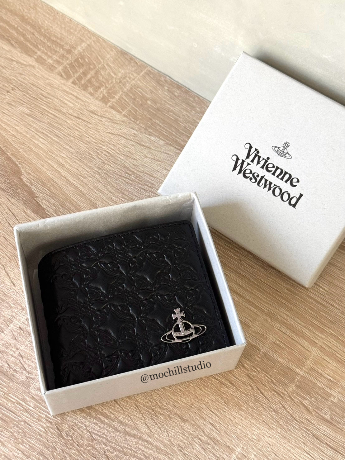 Vivienne Westwood Man. Orborama With Coin Wallet 經典土星壓紋平面土星皮夾