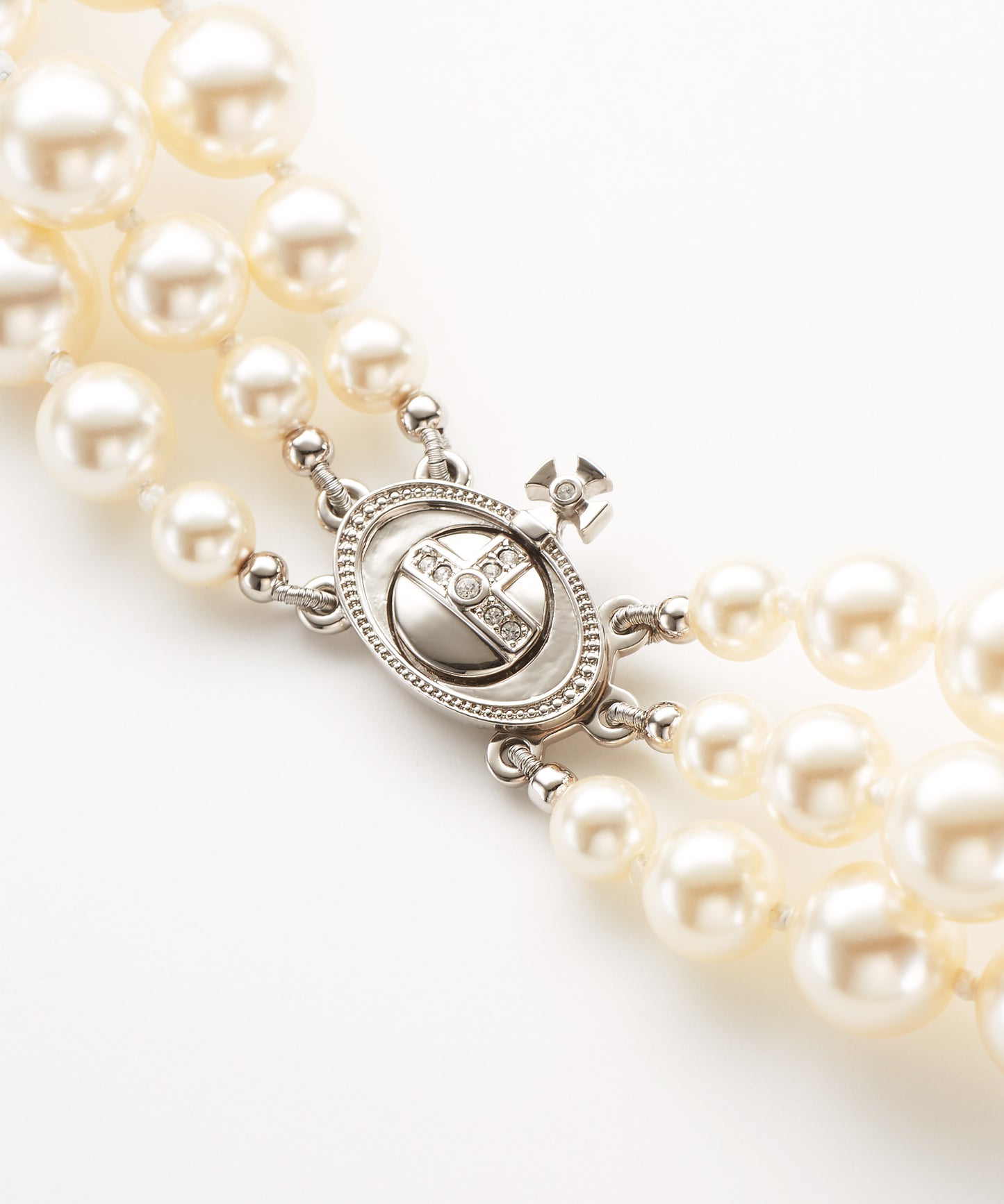 Vivienne Westwood Three Row Bas Relief Pearl Choker 經典三層珍珠土星頸鍊（共2色！）