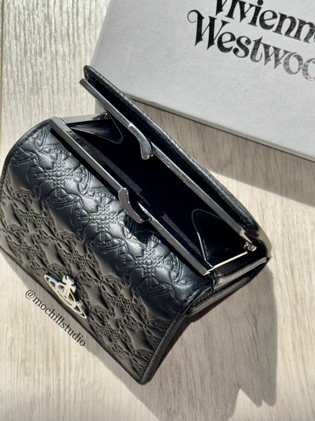 Vivienne Westwood Orborama 滿版土星壓紋雙折口金短夾
