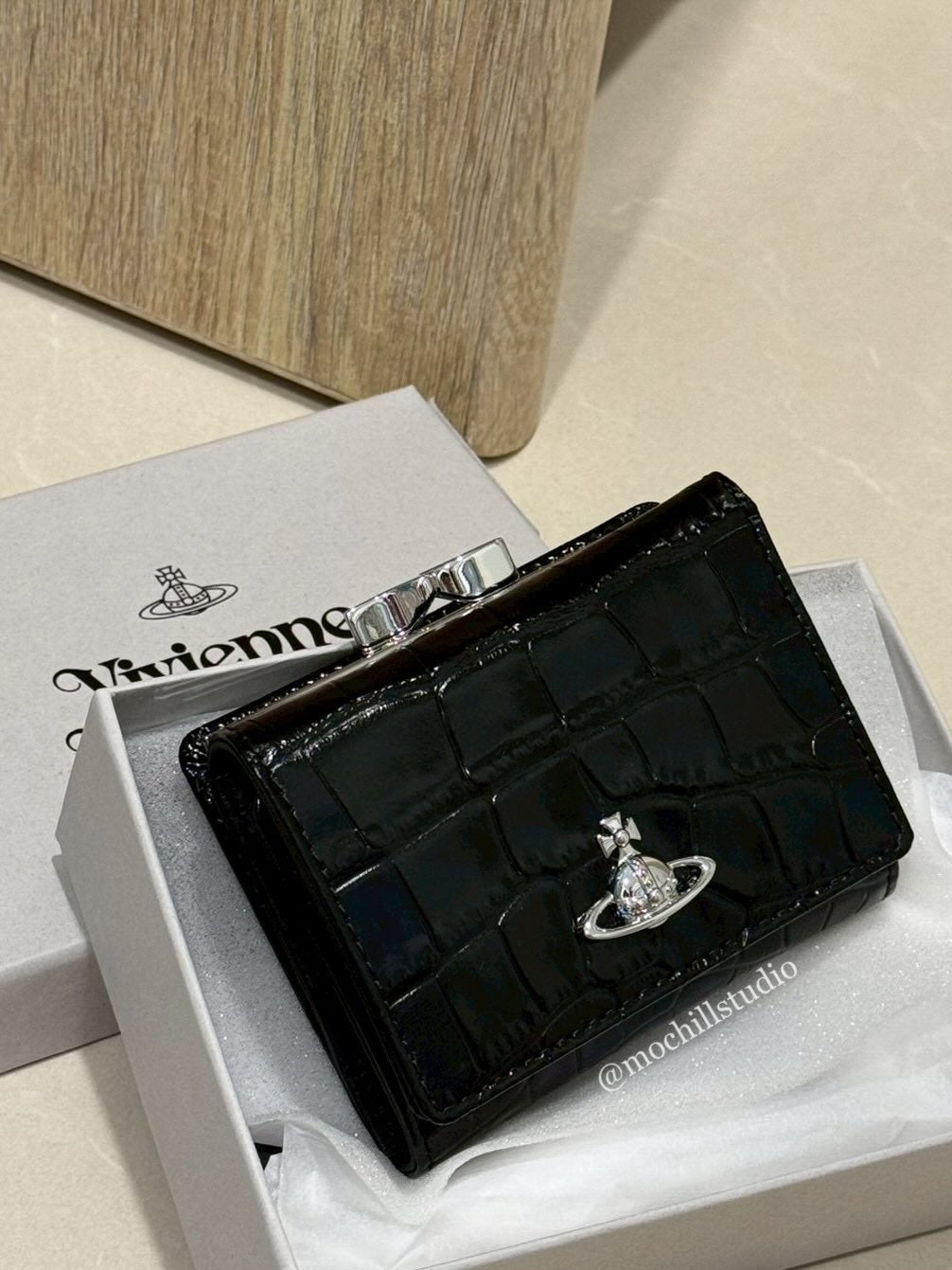 （限時特價！）Vivienne Westwood CROCODILE Frame Wallet 鱷魚紋立體土星三折口金短夾 （共5色！）