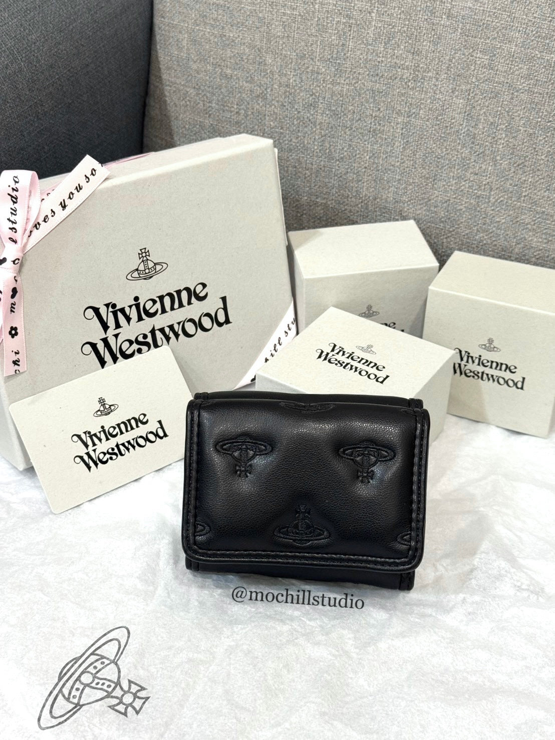 Vivienne Westwood Flap Wallet 土星壓紋澎澎三折短夾 (共2色！）