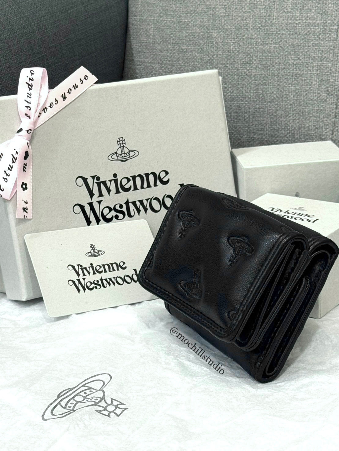 Vivienne Westwood Flap Wallet 土星壓紋澎澎三折短夾 (共2色！）