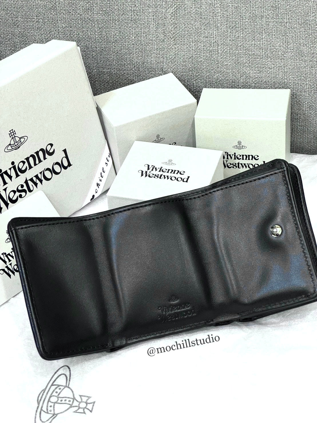 Vivienne Westwood Flap Wallet 土星壓紋澎澎三折短夾 (共2色！）