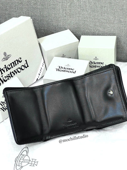 Vivienne Westwood Flap Wallet 土星壓紋澎澎三折短夾 (共2色！）