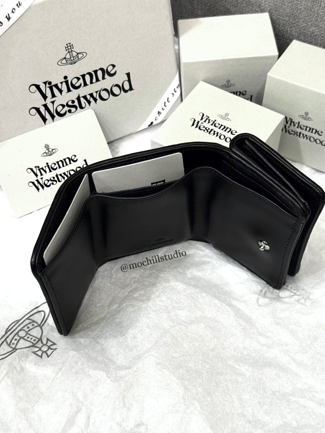 Vivienne Westwood Flap Wallet 土星壓紋澎澎三折短夾 (共2色！）