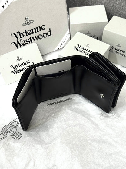 Vivienne Westwood Flap Wallet 土星壓紋澎澎三折短夾 (共2色！）
