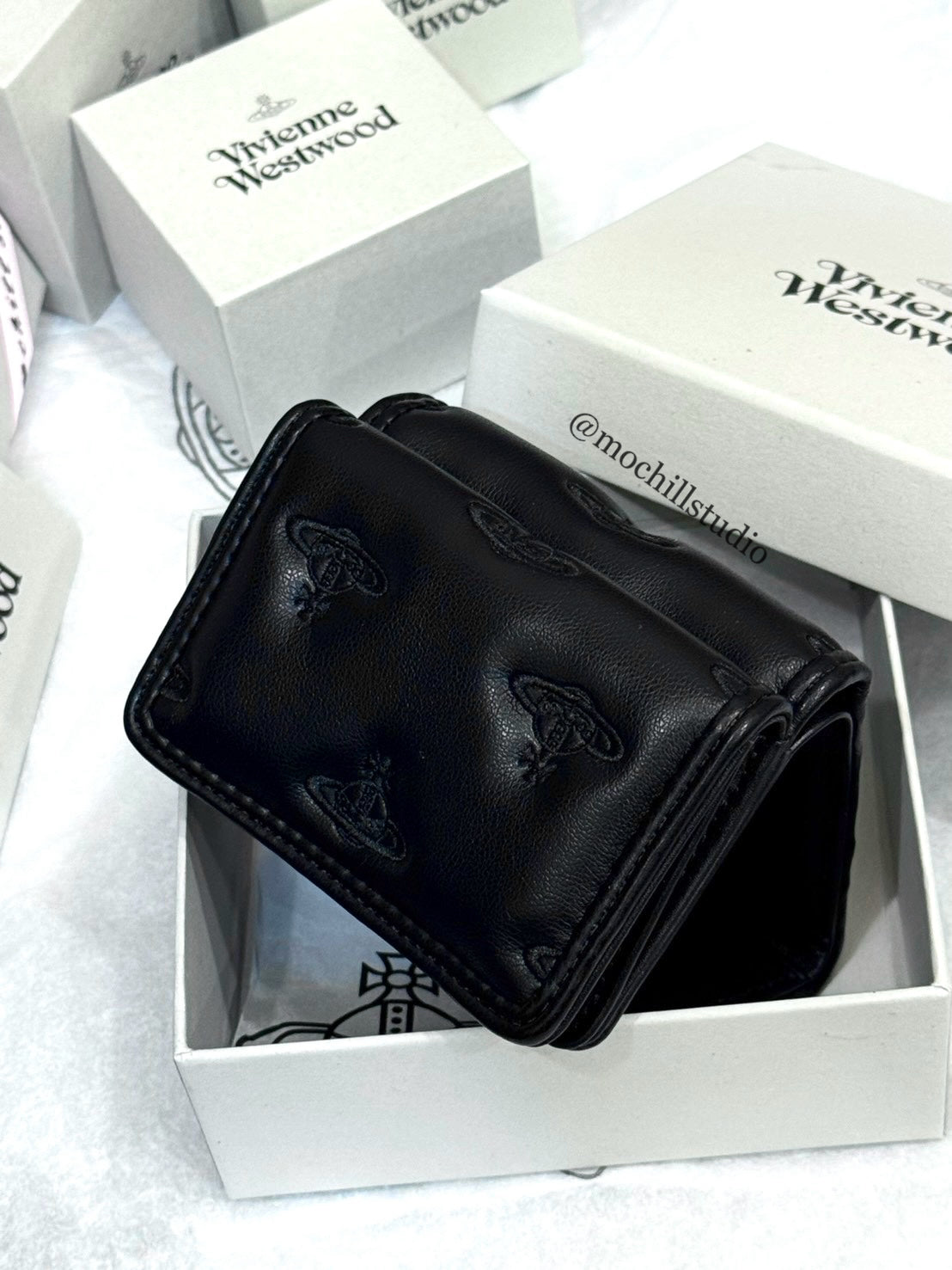 Vivienne Westwood Flap Wallet 土星壓紋澎澎三折短夾 (共2色！）
