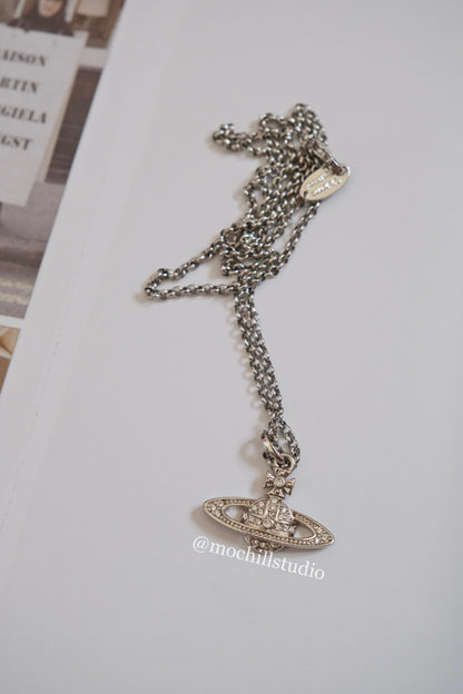 Vivienne Westwood man. Mini Bas Relief Necklace 男款經典滿鑽土星項鍊（共2色！）